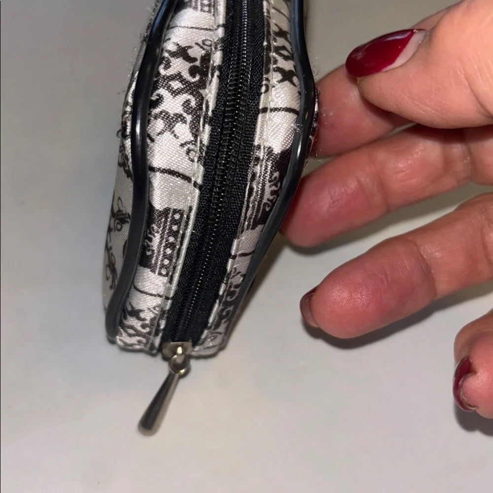 FASHION SMART BRAND SILVER AND BLACK CROWN DESIGN COIN PURSE FULL ZIP CLOSURE